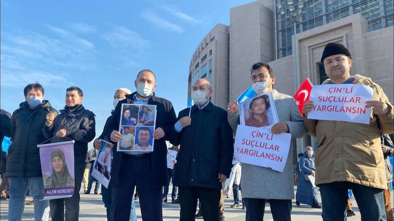 多名土耳其律师组成的东突厥斯坦案律师团队,接受9名土耳其公民在内共16人委托,为116名中国新疆政策受害者,4日向土耳其伊斯坦堡布尔首席检察院提出刑事诉讼,状告中国国家主席习近平等112名中国官员涉犯种族灭绝、酷刑等反人类罪。(Megfira Emin脸书)