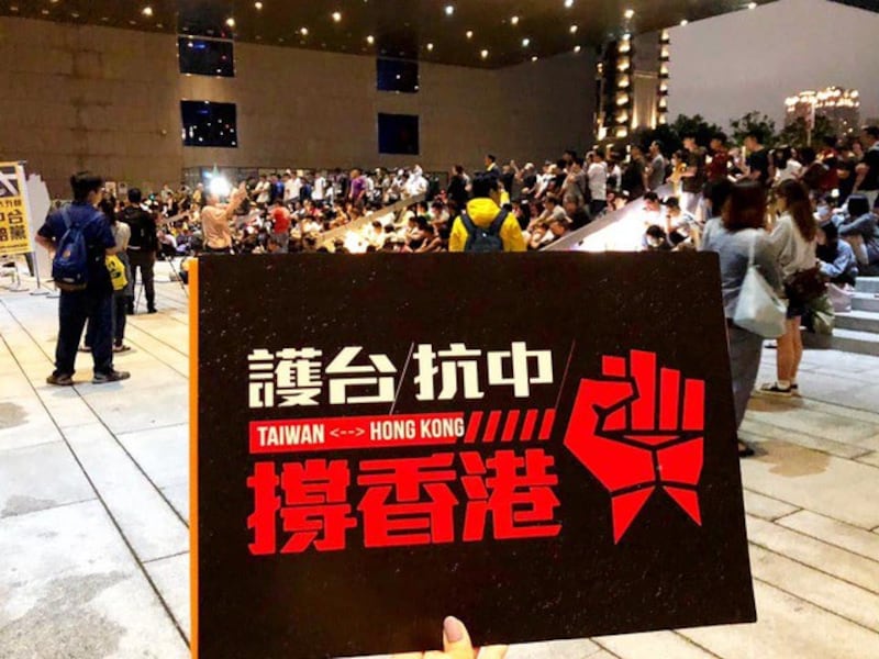 12号晚间在台港生、台生在台中举行“撑香港、护台湾”晚会。(摘自活动页脸书)