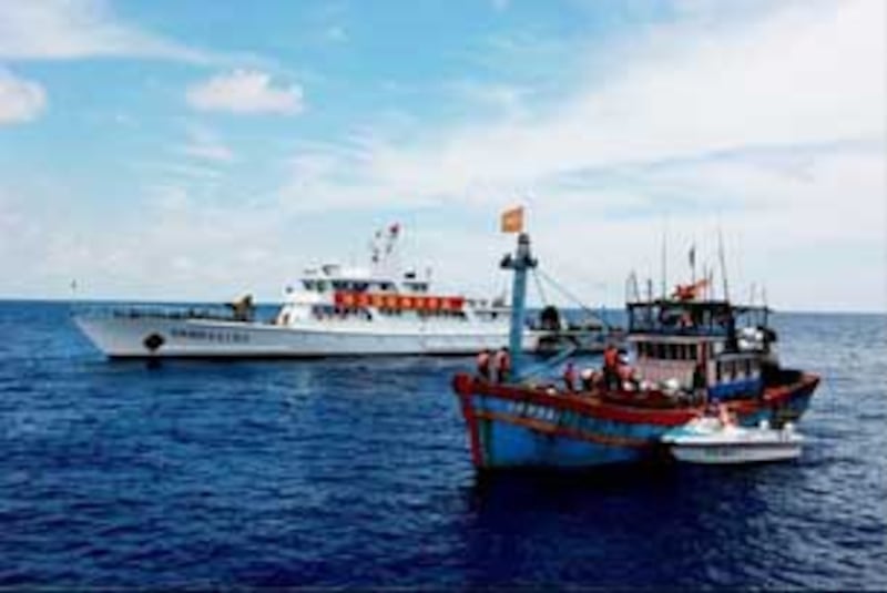 Tàu Trung Quốc bắt tàu đánh cá Việt Nam hồi năm 2009. Photo courtesy of Lyson Forum.