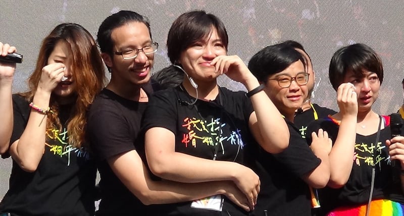 婚姻平权大平台在得知立法院三读通过同性婚姻专法后,在舞台哭成一团。右一为总召吕欣洁。(记者夏小华摄)