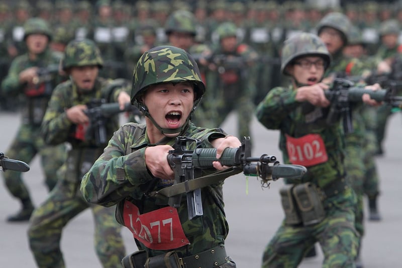 2013年4月22日,新兵在台湾新竹县的军事训练中心练习用刺刀冲锋。 (美联社)