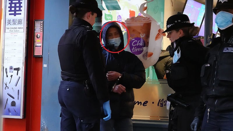 主办方强调“没有支持者被捕”,然而本台发现一名蓝衣男子(红圈所示)施袭后当场被捕,他在集会期间曾站在集会讲者后鼓掌助威。他在集会前亦和两名大汉一同尾随一名身穿黑衣的香港青年,并将其赶出唐人街。(吕熙及曹家超摄)