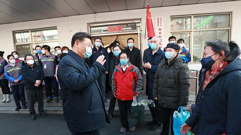 中国领导人习近平2020年2月10日视察北京的一个居民社区(新华社/法新社)
