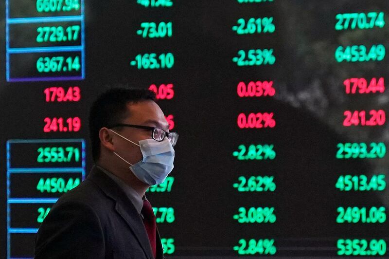图为民众在上海证券交易所。(路透社)