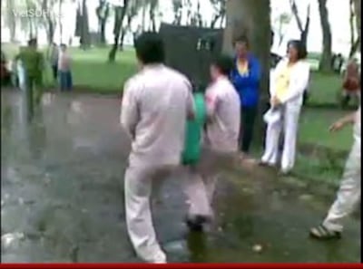 Cảnh sát Việt Nam sách nhiễu Pháp Luân Công tịa công viên Lê Văn Tám