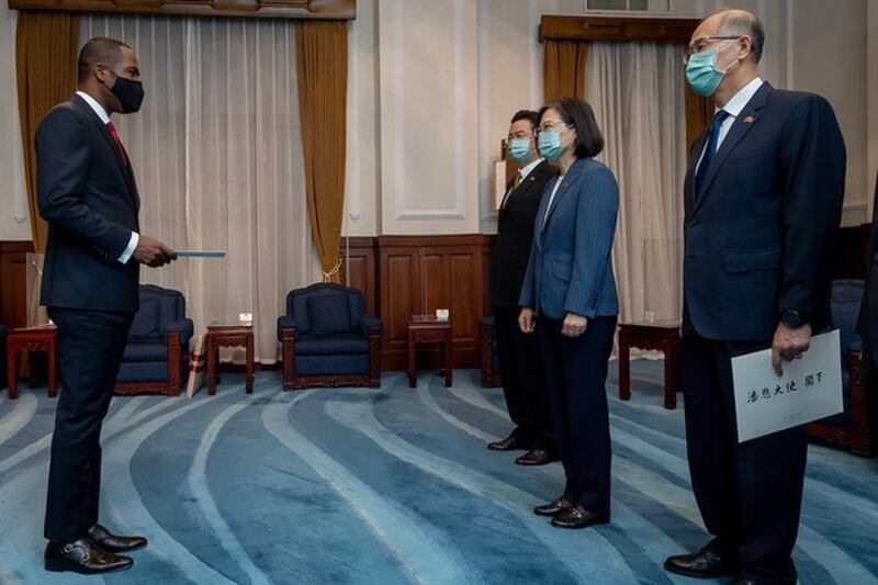台湾总统蔡英文6日接受海地新任驻台特命全权大使潘恩(Roudy Stanley Penn)呈递到任国书。(台湾总统府提供)