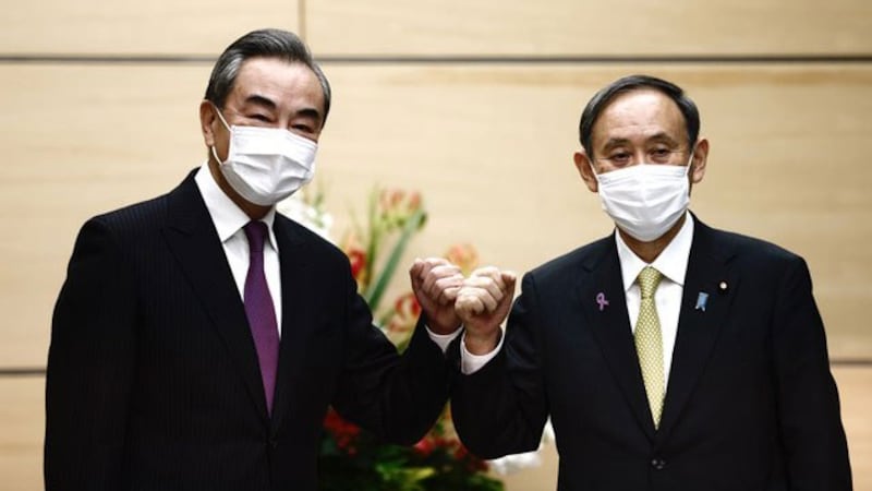 王毅11月24、25日访问日本,会晤日本首相菅义伟。(法新社)