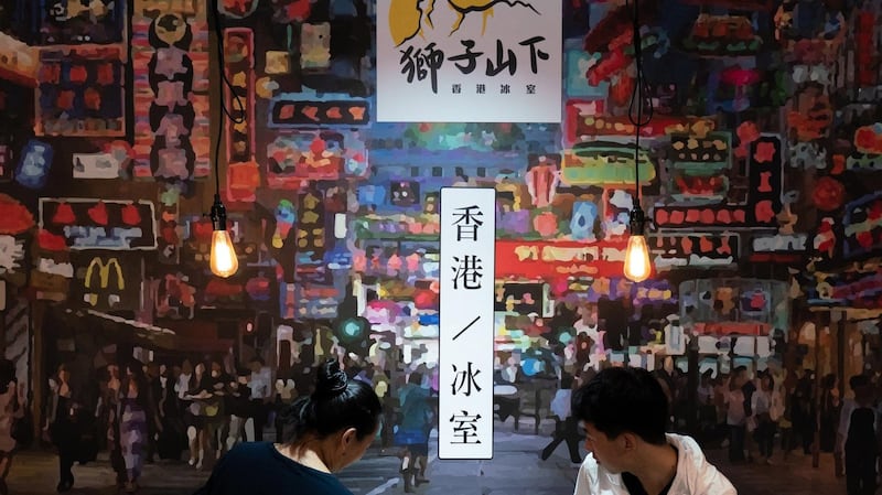位于淡水英专路巷弄里的「塞拉利昂下」茶餐厅,许多移民来台的港人成为常客。(摄影/陈晓威)