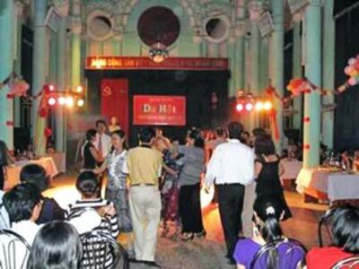 Tu viện Dòng Chúa Cứu thế Thái Hà có lịch sử và được nhà nước mượn. Phòng Thánh đã được biến thành chỗ ăn chơi, nhảy đầm