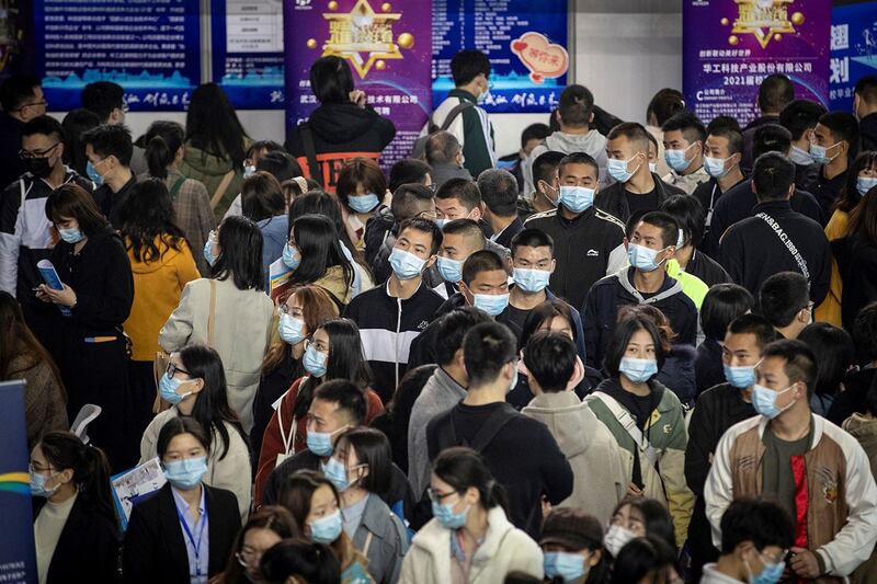 2021年3月21日,大学毕业生在湖北武汉参加招聘会。(法新社)