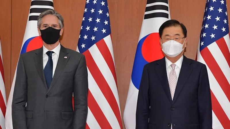 美国国务卿布林肯(左)3月17日会见韩国外交部长官郑义溶(韩联社)
