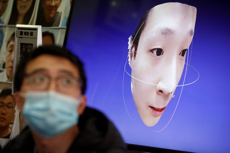 资料图片:2020年3月6日,北京汉王科技的工程师正在研发可以识别戴着口罩的人的人脸识别技术。(路透社)