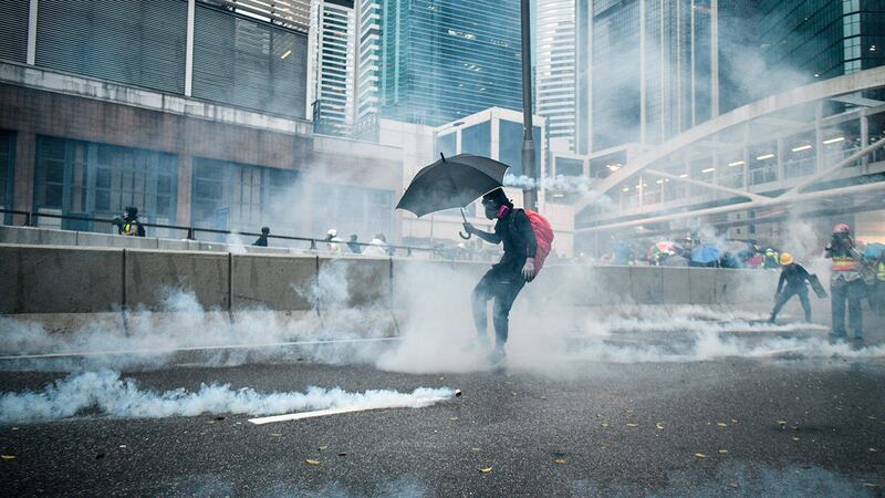 香港的反修例风波已持续接近半年。在这段期间,香港防暴警察在人口密集地区先后施放数以千枚的催泪弹,有医学界人士早已警告,催泪弹产生的二恶英对人体和环境会造成永久伤害。(法新社)