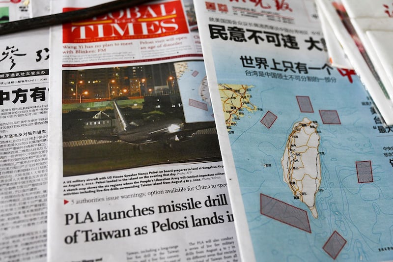 资料照:2022年8月3日,北京报摊上出售的报纸报道了美国众议院议长佩洛西访问台湾的消息(路透社)