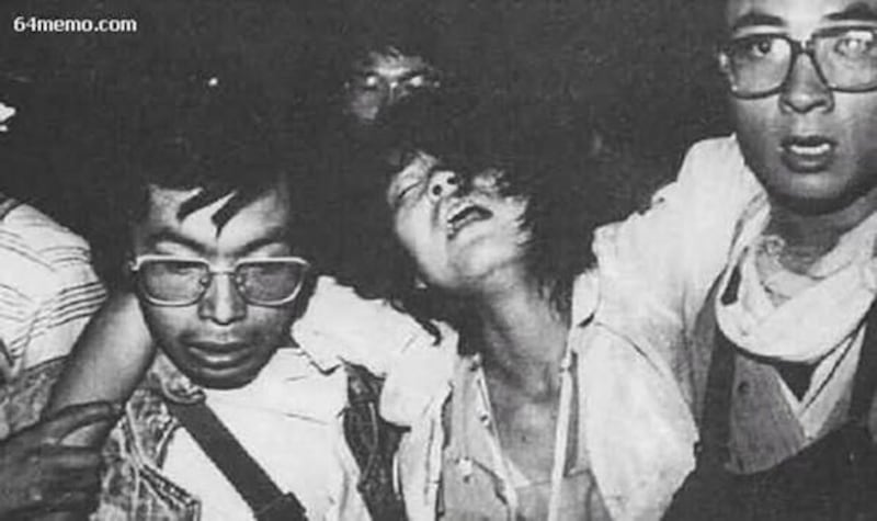 1989年6月4日凌晨5点左右,纪念碑下的学生在撤离。(六四档案图)