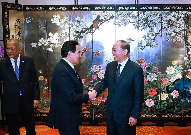 2024年4月2日晚间,马英九会见中共中央政治局委员兼广东省委书记黄坤明。(马英九基金会提供)