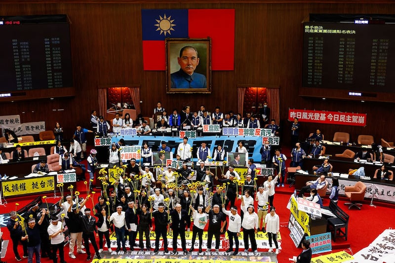2024年5月21日,台湾的立法院漏夜审查《立法院职权行使法》修正草案,二读通过藐视国会罪、立法院调查权及听证权等多项条文。民进党立委在议场内手举向日葵高喊“反黑箱、反扩权”。(路透社)