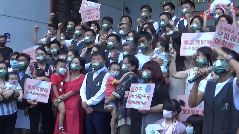 陈时中身边有许多妈妈抱着小孩的支持者,竞选团队试图为他打造社福台北、育儿友善台北的暖男形象。(记者夏小华摄)