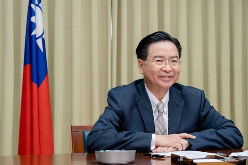 台湾外交部长吴钊燮4日在台湾外交部办公室,接受澳洲金融评论报(The Australian Financial Review)视讯专访。(台湾外交部提供)