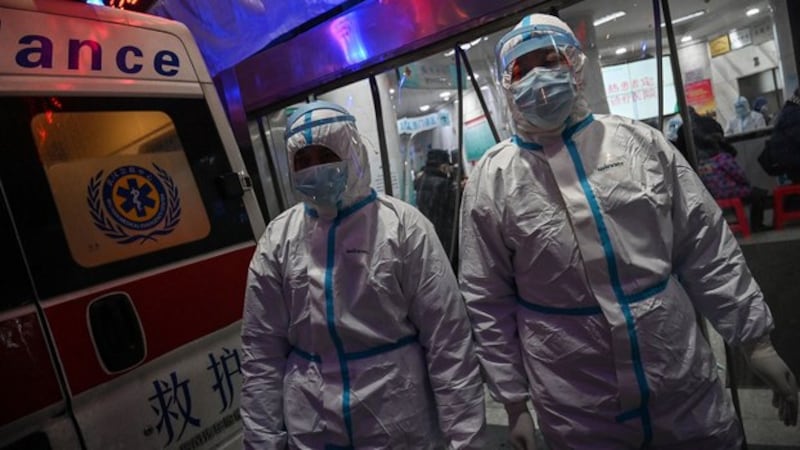 新型肺炎肆虐,中国多地医院出现医疗物资短缺状况。图为武汉市红十字会医院的医务人员。(资料图/法新社)