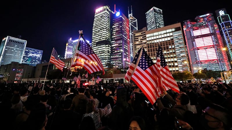 2019年11月28日,部分港人聚集在中环爱丁堡广场,参与《香港人权与民主法案》感恩节集会,感谢美国总统特朗普签署该法案。(美联社)