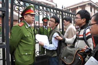Tất cả phóng viên, luật sư bị ngăn chặn không được vào trong phiên tòa