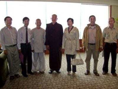 Ô. Nguyễn văn Lía (người đầu tiên bên phải) cùng phái đoàn PGHH đi gặp Ủy Ban Tôn Giáo Quốc Tế Hoa Kỳ tại Saigòn vào tháng 05, 2009.