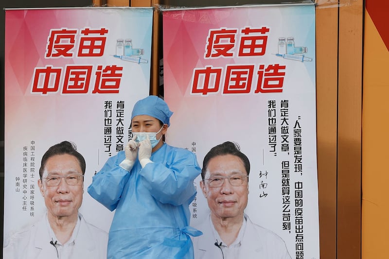 2021年4月9日,北京疫苗接种中心外宣传“中国制造的疫苗”。 (美联社)