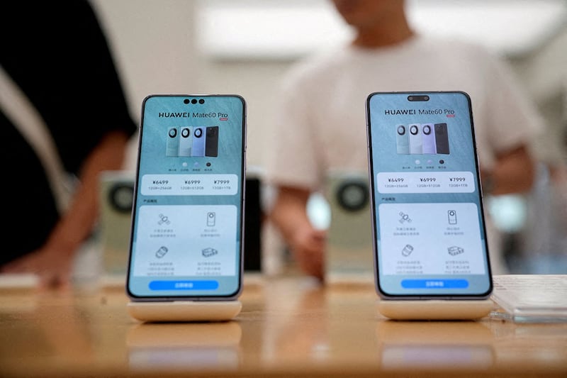2023年9月8日,上海华为专卖店展示显示华为 Mate 60 Pro 智能手机。(路透社)