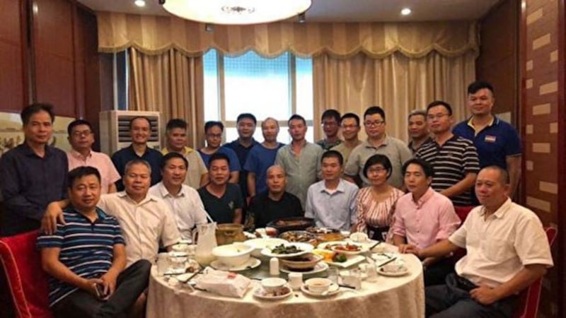 资料图片：2018年9月29日，“中国律师后俱乐部”在广西南宁正式成立，前排中为覃永沛律师。（王宇律师推特）