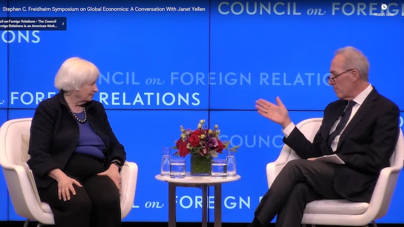美国财政部长耶伦(左)重申维持301条款的重要性,也再度指出中国工业产业过剩问题威胁美国国家安全。(视频截图/美国外交关系协会官网)