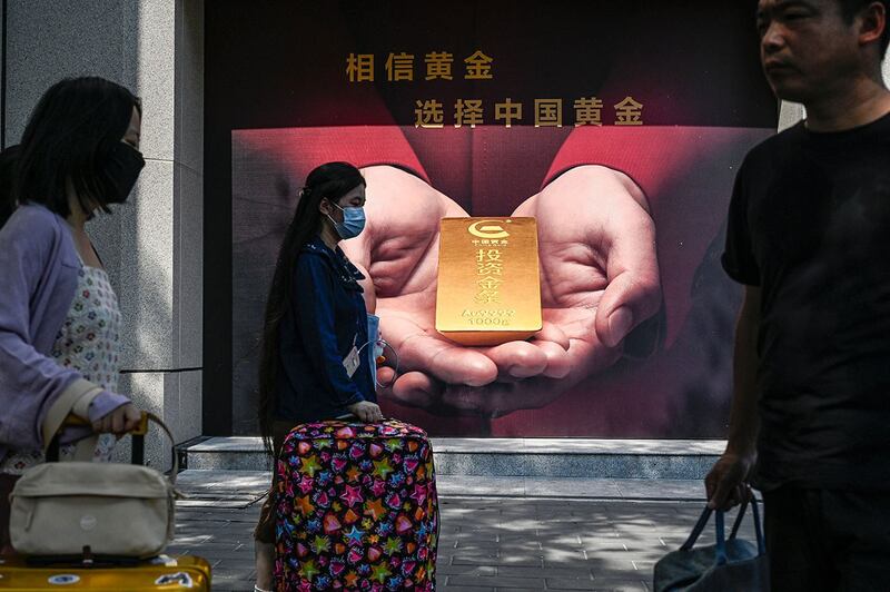 2023年9月15日,行人走过北京街道上的一家金店。(法新社)