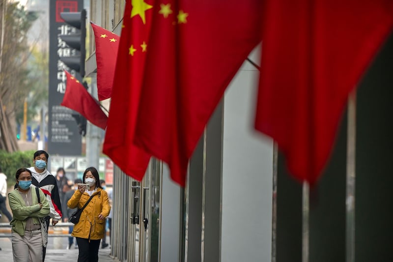 北京中央商务区办公大楼外挂出的中国国旗(美联社)