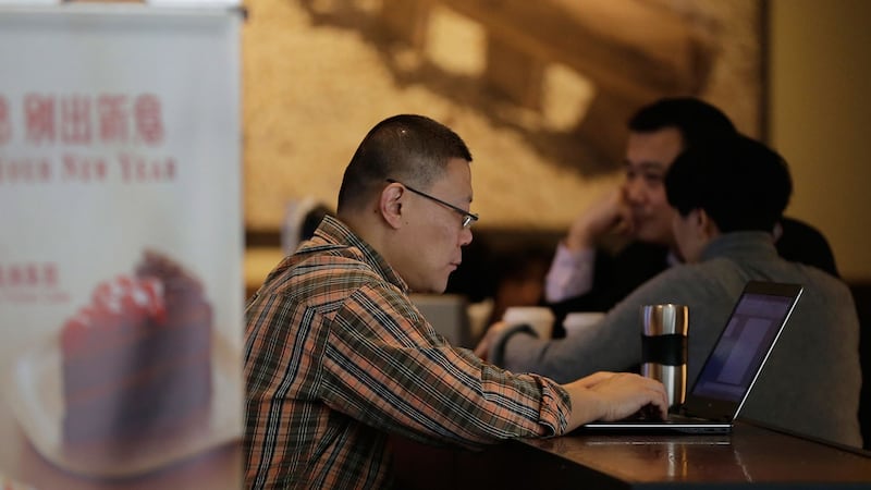如今网络平台成了民众唯一发声工具,但这一领域不断被中国当局压缩。图为一名男子在北京星巴克咖啡厅,用笔记本上网。(美联社)