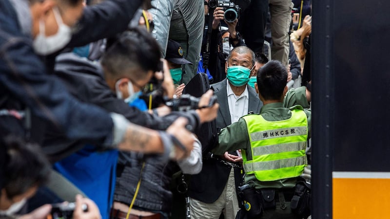 2021年2月9日,香港壹传媒创办人黎智英在香港的监狱车上离开终审法院。(AFP)