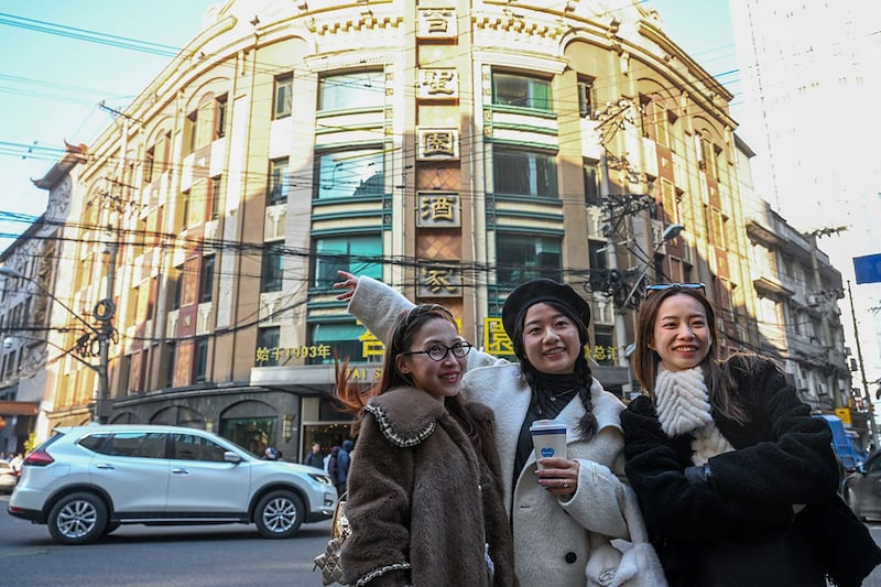 图为上海的一家饭店。中国国家统计局最新数据显示,今年第一季度注销和吊销营运的餐饮企业近46万家,较去年同期增约230%,其中3月份就有18万家餐饮店结业。(法新社图片)