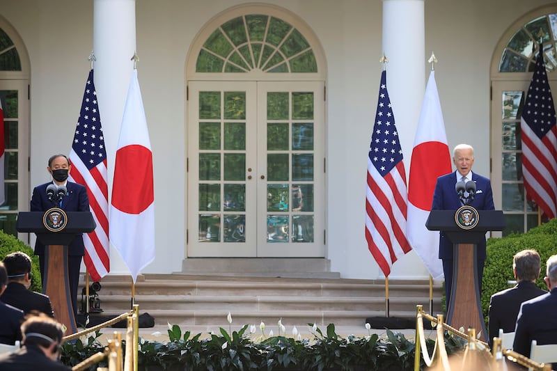 2021年4月16日,美国总统拜登和日本首相菅义伟在白宫玫瑰花园举行联合新闻发布会首提台海问题 。(路透社)