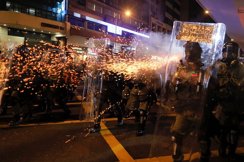 2019年7月28日,香港防暴警察向抗议者发出催泪弹。(美联社)