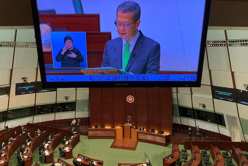 2021年2月24日,香港财政司司长陈茂波在香港立法会上发表《财政预算案》。（路透社）