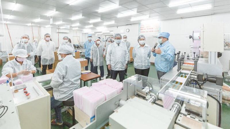 蔡英文3月9日前往桃园访视易廷企业公司,宣布台湾制造口罩一天产能突破1千万片。(总统府提供)