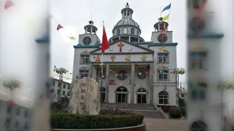 资料图片:河南新乡原阳县中心堂被强拆十字架后,又被强行竖立五星红旗。(视频截图)