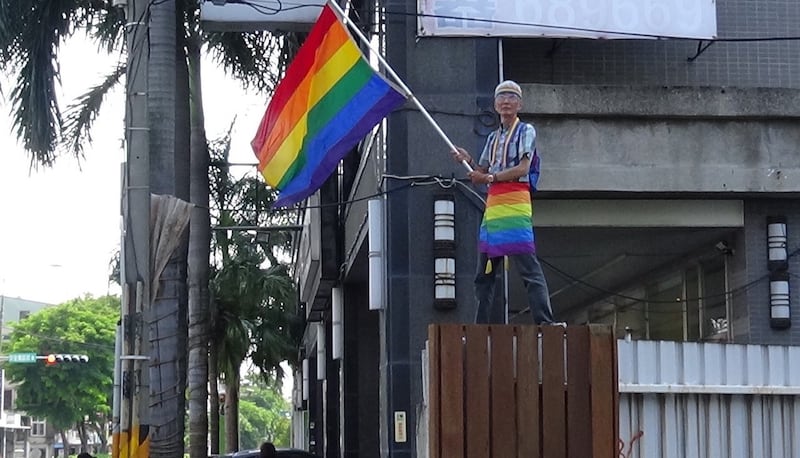 祁家威总是站在游行制高点。(记者夏小华摄)