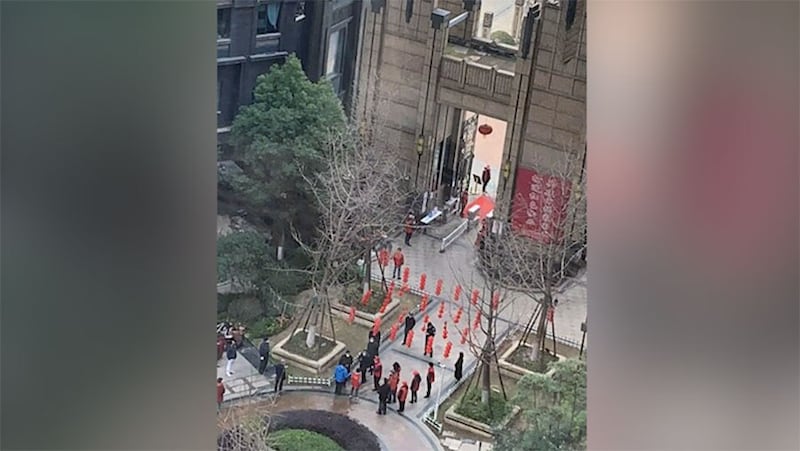 孙春兰率中央指导组进入开元公馆，居民在楼上怒吼。（视频截图）