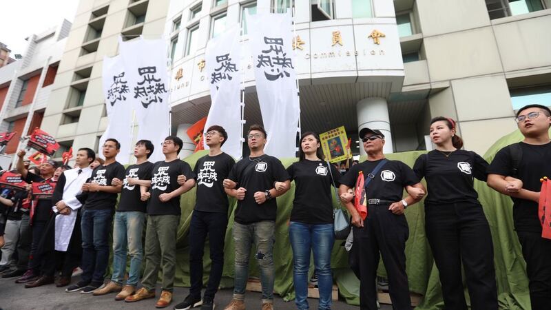 罢韩四君子2020年3月9日送出第二阶段罢韩连署书40万份。(Wecare高雄提供)