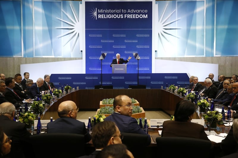 在美国华盛顿举行的促进宗教自由部长级会议上,美国副总统彭斯在主题演讲中谈到藏人、新疆穆斯林、基督徒被打压的情况。(美联社)