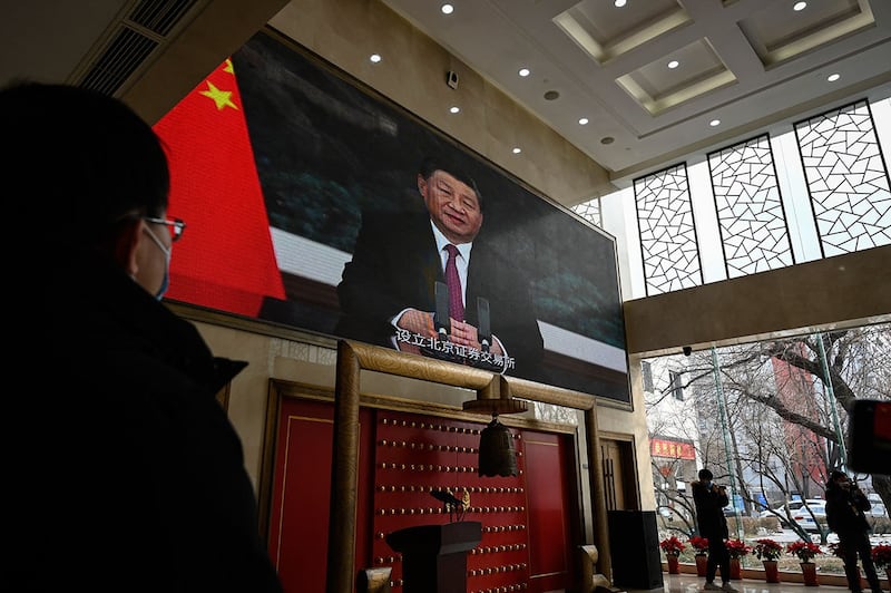 2022年2月17日,北京证券交易所屏幕上播出的习近平画面。(法新社)