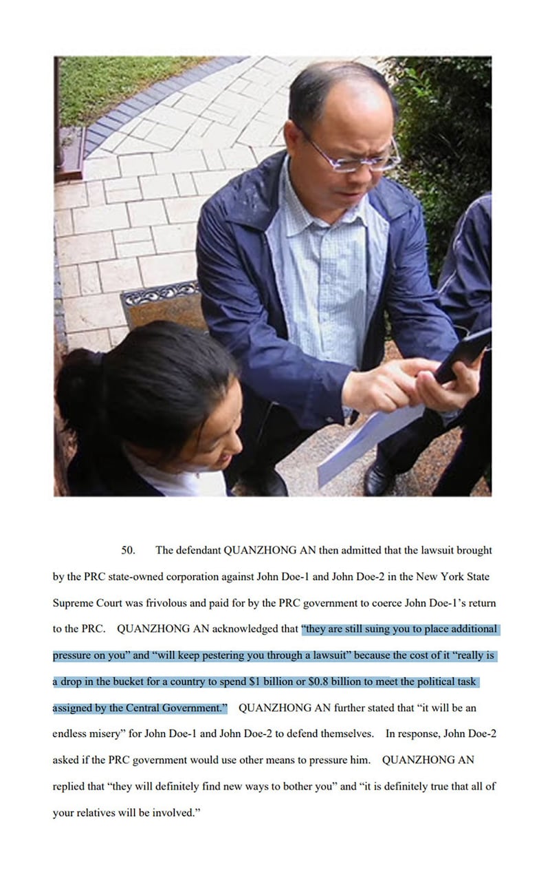 安全忠站在受害者家门口，他参与了施压受害者回到中国的行动