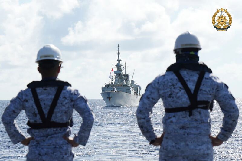 2024年8月7日,菲律宾水兵在西菲律宾海举行的多边海上合作活动中观看加拿大舰艇HMCS蒙特利尔号(FFH336)。(Public Affairs Office/Armed Forces of the Philippines via AP)