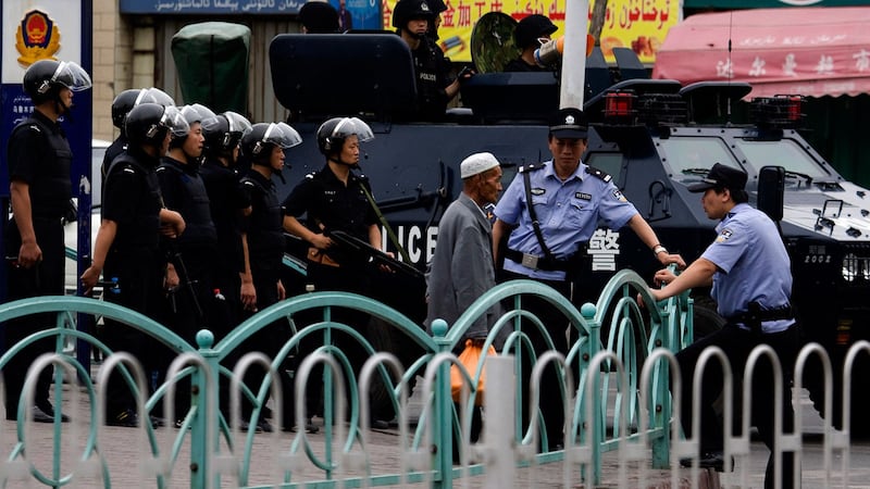 资料图片:中国警察在新疆乌鲁木齐大集市外巡逻。(美联社)