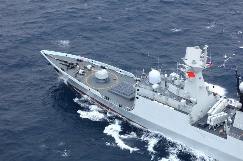 2019 年 5 月 6 日,中国人民解放军(PLA)海军的导弹护卫舰岳阳号参加了在中国广东省南部港口城市汕尾附近海域举行的中泰联合海军演习。(路透社)